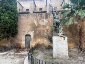 Escultura del Palleter junto a las Torres de Quart